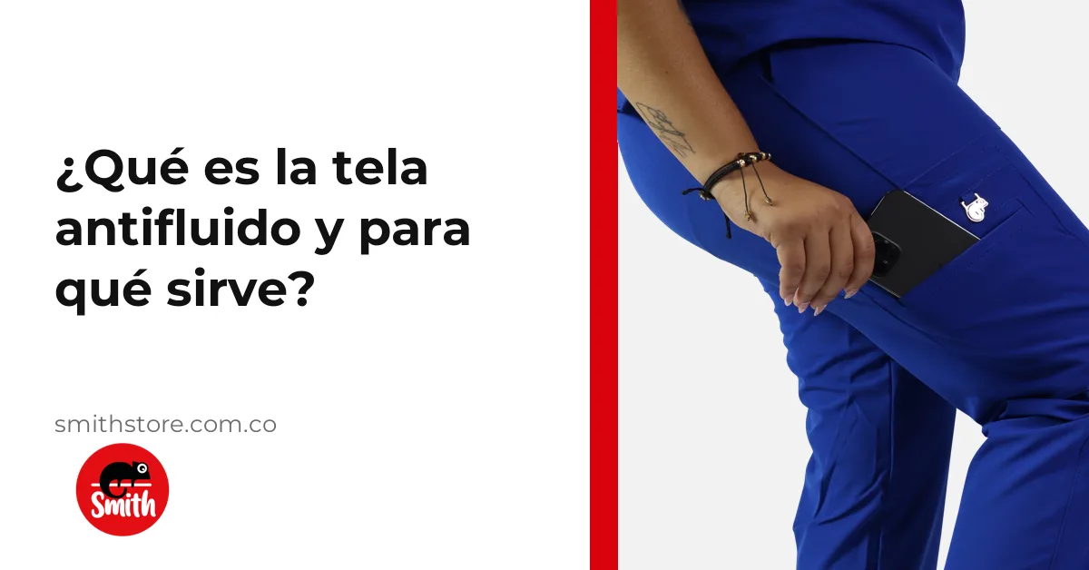 Uniforme antifluido Smith en azul rey, detalle de la tela y el bolsillo en movimiento